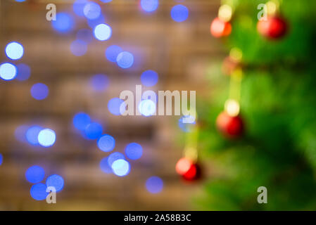 Helle unscharfe Weihnachten Hintergrund. Weihnachtsbaumbeleuchtungen Weihnachten Stockfoto