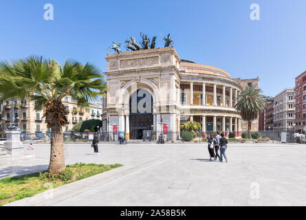 Palermo, Sizilien - Marc 23, 2019: Teatro Politeama Palermo, Politeama Theater von vorne von der Seite bei Tageslicht mit Menschen vorbei. Stockfoto