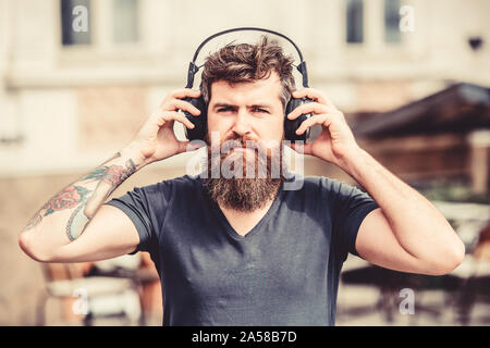 Im online. Soul Musik. Reifen Hipster mit Bart. Seine Lieblingsmusik. Zeit hört mit schöner Musik. Bärtiger Mann. brutale kaukasischen Hipster mit Schnurrbart. Junge und brutal. Stockfoto