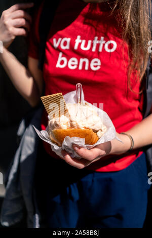 Junge Frau, Touristenin, die Gelato oder Eis in brioche bun traditionellen sizilianischen Straßenspeise Dessert in Palermo hält. Stockfoto