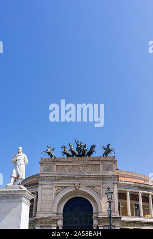 Palermo, Sizilien - Marc 23, 2019: Teatro Politeama Palermo, Politeama Theater Frontansicht mit breiten Platz kopieren. Stockfoto