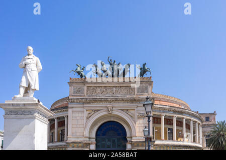 Palermo, Sizilien - Marc 23, 2019: Teatro Politeama Palermo, Politeama Theater Vorderansicht bei Tageslicht mit kopieren. Stockfoto