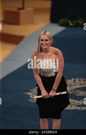 Oviedo, Spanien; 10/18/2019. - Lindsey Vonn Sport Award Leonor Prinzessin von Asturien liest Ihre erste Rede im Alter von 13 Jahren an der Zeremonie der Prinzessin von Asturien Auszeichnungen Spaniens und ist Ihre erste offizielle Handlung begleitet, die von ihrem Vater König Philipp VI., Königin Letizia und seine Tochter den Säugling Sofia. Die Gewinner Peter Brook Arts Award, Prado Museum Kommunikation und Geisteswissenschaften Award, Salman Khan Internationale Zusammenarbeit Award, Lindsey Vonn Sport Award, Alejandro Portes Social Science Award, Siri Hustvedt Arts Award, Joanne Chory und Sandra Myrna Díaz-Preis für wissenschaftliche und technische Forschung, Ci Stockfoto