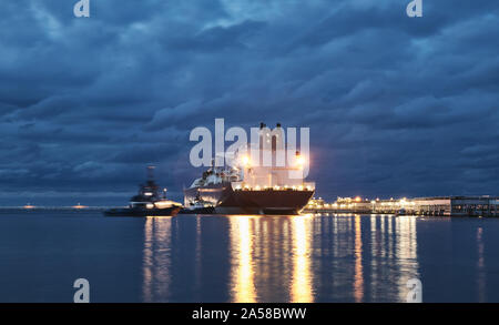 Beleuchtete Schiff in einem Hafen in der Dämmerung, Lens Flares Wirkung. Stockfoto