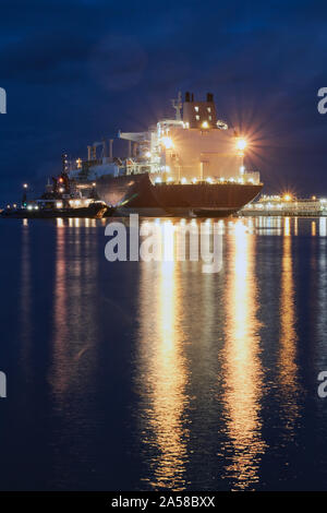 Beleuchtete Schiff in einem Hafen bei Nacht, Lens Flares Wirkung. Stockfoto