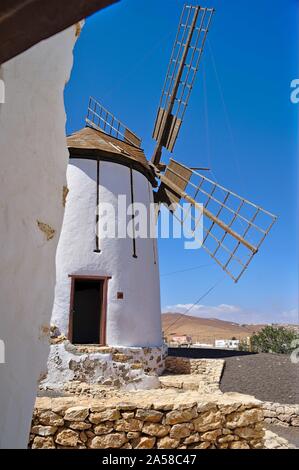 Traditionelle Windmühle auf Fuerteventura mit windmühlenflügel. Stockfoto