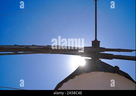 Traditionelle Windmühle auf Fuerteventura mit windmühlenflügel. Stockfoto