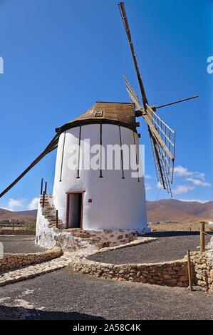 Traditionelle Windmühle auf Fuerteventura mit windmühlenflügel. Stockfoto