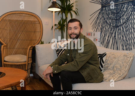 James Doran, 26, aus Liverpool, die als alleinerziehende Mutter ammie', in seiner Wohnung am Kreis in Salford, Manchester spielte, vor dem Leben Finale der zweiten Serie von Kanal 4 des Kreises. Stockfoto