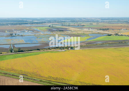 Luftaufnahme des überfluteten ländlichen Ackerland in Mills County, Iowa, USA, mit dem Missouri River im Hintergrund. Stockfoto