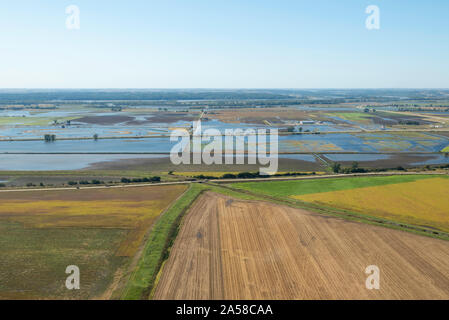 Luftaufnahme des überfluteten ländlichen Ackerland in Mills County, Iowa, USA, mit dem Missouri River im Hintergrund. Stockfoto
