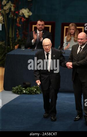 Oviedo, Spanien; 18/10/2019. - Peter Brook Kunst AwardLeonor Prinzessin von Asturien liest Ihre erste Rede im Alter von 13 Jahren an der Zeremonie der Prinzessin von Asturien Auszeichnungen Spaniens und ist Ihre erste offizielle Handlung begleitet, die von ihrem Vater König Philipp VI., Königin Letizia und seine Tochter den Säugling Sofia. Die Gewinner Peter Brook Arts Award, Prado Museum Kommunikation und Geisteswissenschaften Award, Salman Khan Internationale Zusammenarbeit Award, Lindsey Vonn Sport Award, Alejandro Portes Social Science Award, Siri Hustvedt Arts Award, Joanne Chory und Sandra Myrna Díaz-Preis für wissenschaftliche und technische Forschung, Stadt Stockfoto