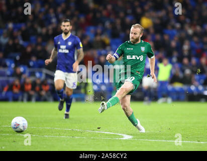 Cardiff City Stadium, Cardiff, UK. Okt, 2019 18. Fußball-Liga, Cardiff City gegen Sheffield Mittwoch; Barry Bannan von Sheffield Mittwoch, schiesst am Ziel - Streng redaktionelle Verwendung. Keine Verwendung mit nicht autorisierten Audio-, Video-, Daten-, Spielpläne, Verein/liga Logos oder "live" Dienstleistungen. On-line-in-Match mit 120 Bildern beschränkt, kein Video-Emulation. Keine Verwendung in Wetten, Spiele oder einzelne Verein/Liga/player Publikationen Quelle: Aktion plus Sport/Alamy leben Nachrichten Stockfoto