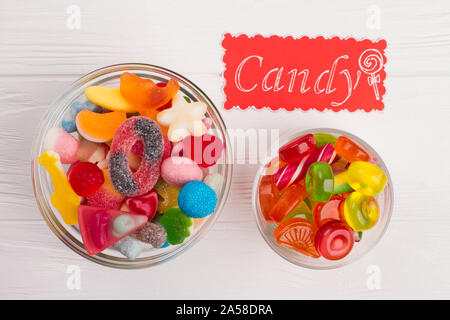 Bunte Süßigkeiten in Glasschalen. Stockfoto
