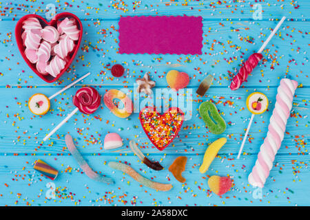 Valentinstag Süßigkeiten auf farbigem Hintergrund. Stockfoto