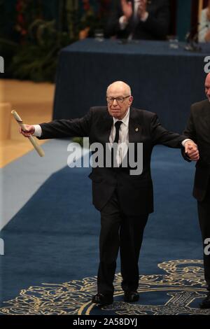 Oviedo, Spanien; 18/10/2019. - Peter Brook Kunst AwardLeonor Prinzessin von Asturien liest Ihre erste Rede im Alter von 13 Jahren an der Zeremonie der Prinzessin von Asturien Auszeichnungen Spaniens und ist Ihre erste offizielle Handlung begleitet, die von ihrem Vater König Philipp VI., Königin Letizia und seine Tochter den Säugling Sofia. Die Gewinner Peter Brook Arts Award, Prado Museum Kommunikation und Geisteswissenschaften Award, Salman Khan Internationale Zusammenarbeit Award, Lindsey Vonn Sport Award, Alejandro Portes Social Science Award, Siri Hustvedt Arts Award, Joanne Chory und Sandra Myrna Díaz-Preis für wissenschaftliche und technische Forschung, Stadt Stockfoto