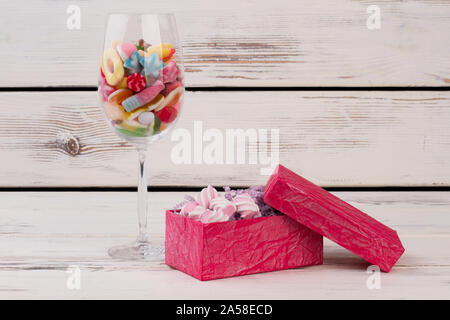Komposition mit Süßigkeiten auf Holzhintergrund. Stockfoto