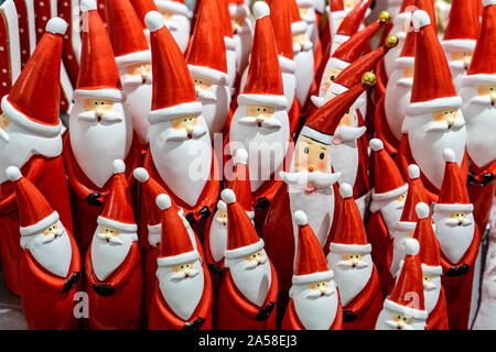 Viele viele Santa Claus Zahlen im Rahmen der nächsten lustig Weihnachten Hintergrund nebeneinander Stockfoto