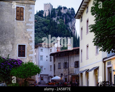 Stadtbild mit Blick auf die Burg von Arco Stadt Stockfoto