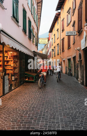 Stadtbild in Arco Stadt und Menschen auf Fahrrädern Stockfoto