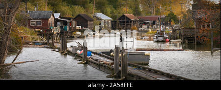 Finn Slough Herbst Panorama. Finn Slough im Herbst am Ufer des Fraser River in der Nähe von Steveston in Richmond, British Columbia, Kanada. Stockfoto