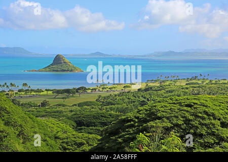 Mokoli'i Island (früher bekannt als der veraltete Begriff „Chinaman's hat“) auf Kaneohe Bay, Oahu, Hawaii Stockfoto