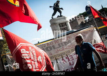 Rom, Italien. Okt, 2019 18. Die Bewegungen für das Recht auf Wohnen in Rom und an der Basis der Gewerkschaften heute bei dem Ministerium für Infrastruktur in Rom demonstriert das neue 'Giallorossi' Regierung zu wiederholen, der absoluten Dringlichkeit der Maßnahmen und Politiken, die nicht in dem Land zu lange bestanden haben: Einen neuen Zehnjahresplan für Sozialwohnungen und die Finanzierung einer neuen Gescal in Rom, Italien. (Foto von Andrea Ronchini/Pacific Press) Quelle: Pacific Press Agency/Alamy leben Nachrichten Stockfoto