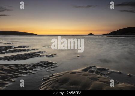 Atemberaubender Sonnenuntergang über dem Meer in Crantock Bay, Cornwall, Großbritannien Stockfoto