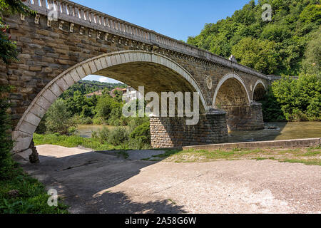 Blick von der Brücke über den Fluss Yantra in Veliko Tarnovo (Bulgarien) Stockfoto