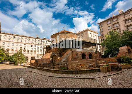 Alte Kirche von St. George inmitten der Gebäude im Zentrum von Sofia (Bulgarien) Stockfoto