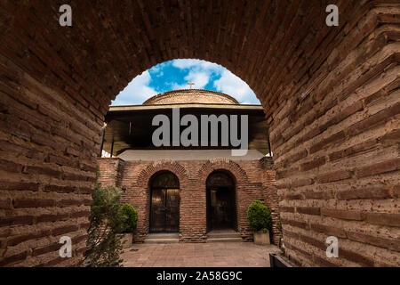 Alte Kirche von St. George inmitten der Gebäude im Zentrum von Sofia (Bulgarien) Stockfoto