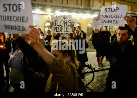 Die Demonstranten halten Plakate hoch, während der Demonstration. Protest gegen die Türkei Operation Frieden Frühling und Donald Trump Entscheidung US-Truppen aus dem nördlichen Syrien vor den Vereinigten Staaten von Amerika Konsulat zu entziehen. Am 09 Oktober, 2019, der Türkei eine grenzüberschreitende Offensive mit dem Ziel, die Region des kurdischen Volkes Schutz (YPG) und eine sichere Zone syrische Flüchtlinge zu repatriieren zu erstellen. Am 17. Oktober 2019 Nachdem US-Vizepräsident, Mike Pence Besuch in Ankara, fünf Tage Waffenstillstand eingestellt worden, um zu erlauben, dass die Kurden aus der Turkey-Syria Grenze zurückziehen. Stockfoto