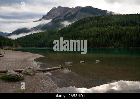 Panorama der Berggipfel in zwei Jack See spiegelt mit frühen Morgen Stimmung, Banff National Park, Alberta, Kanada Stockfoto
