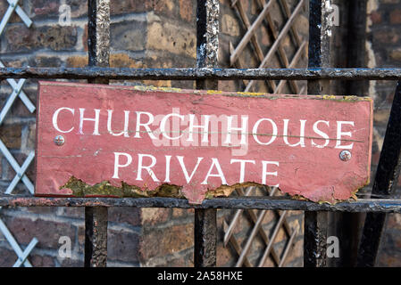 Kirche Haus Private Zeichen auf Tor, St. Bartholomäus, der Londoner City Stockfoto