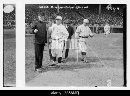 Schiedsrichter Charles Cy Rigler, Manager John McGraw, New York NL, Schiedsrichter Augie oder Charlie Moran, Manager Wilbert Robinson, Brooklyn NL (Baseball) Stockfoto