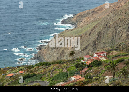 Felsige Küste mit scharfen Felsen im Ozean im Norden der Insel La Gomera in der Nähe von Arguamul Dorf, wo Sie entlang der schmalen, gewundenen Serpa erhalten können Stockfoto