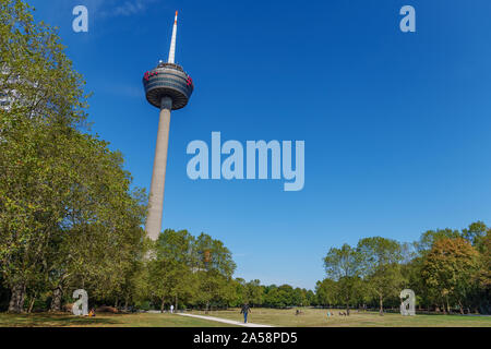 Außenbereich sonnige Aussicht auf inneren Grüngürtel, Park im Stadtzentrum, mit Hintergrund der Colonius Sendemast gegen den blauen Himmel in Köln, Deutschland. Stockfoto