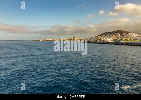 Los Cristianos, Las Americas, Teneriffa, Spanien - 25. Mai 2019: Blick auf die Küste von der Fähre, die für die Insel La Gomera early mornin Stockfoto