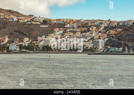 Hafen und Stadt San Sebastian - die Hauptstadt der Insel La Gomera. Blick von der Fähre zwischen den Inseln Teneriffa und La Gomera. Kanarische Inseln, Stockfoto