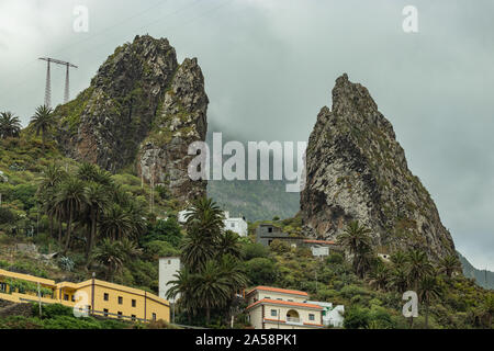 San Pedro-vulkanischen Felsen/Bergen, natürliche Wahrzeichen von La Hermigua im Nordosten der Insel La Gomera, Kanarische Inseln, Spanien. Stockfoto