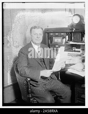 Unbekannter Mann am Schreibtisch sitzen Stockfoto