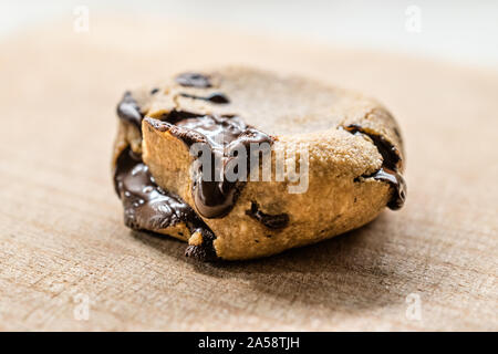 Paleo Chocolate Chip Cookies mit Kokosnuss und Mandeln Mehl auf Holzbrett. Organische Dessert mit geschmolzener Schokolade. Bereit zu Essen. Stockfoto