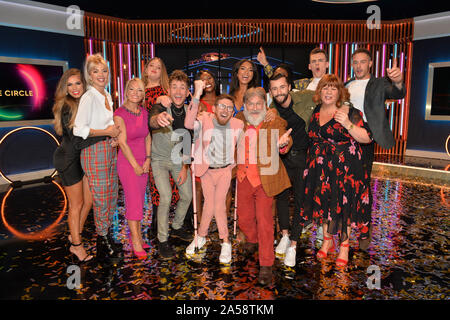 (Von links nach rechts) Beth Dunlavey, Emelle Smith, Katie Roe Carr, Jack Quirk, Ella May, Gewinner Paddy Smyth, Brooke Odunbaku, Georgina Elliott, Zuschauermeister Tim Wilson, Busayo Twins (versteckt), James Doran, Woody Cook, Jan Jones und Sy Jennings feiern nach dem Finale der zweiten Serie von Channel 4's The Circle in Salford, Manchester. PA-Foto. Bilddatum: Freitag, 18. Oktober 2019. Siehe PA Geschichte SHOWBIZ Circle. Bildnachweis sollte lauten: Peter Powell/PA Wire Stockfoto