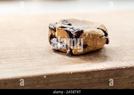 Paleo Chocolate Chip Cookies mit Kokosnuss und Mandeln Mehl auf Holzbrett. Organische Dessert mit geschmolzener Schokolade. Bereit zu Essen. Stockfoto