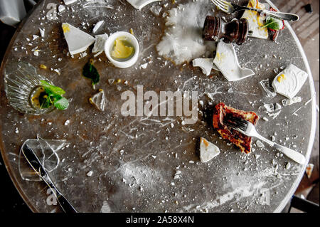 Die Überreste einer Restaurant und Mahlzeiten Diners' in einem Einkaufszentrum in Hongkong nach Demonstranten haben die Inneneinrichtung zerstört und umgeworfenen Tische Stockfoto