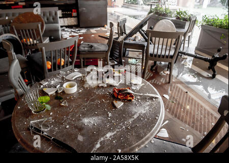 Die Überreste einer Restaurant und Mahlzeiten Diners' in einem Einkaufszentrum in Hongkong nach Demonstranten haben die Inneneinrichtung zerstört und umgeworfenen Tische Stockfoto