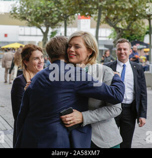 Frankfurt am Main, Deutschland. Okt, 2019 18. Julia Klöckner, Bundesminister für Ernährung, Landwirtschaft und Verbraucherschutz, kommt auf der Frankfurter Buchmesse. Die 71Th Frankfurter Buchmesse 2019 ist die weltweit größte Buchmesse mit über 7.500 Ausstellern und über 285.000 erwarteten Besucher. Der Ehrengast für die 2019 Messe ist Norwegen. (Foto von Michael Debets/Pacific Press) Quelle: Pacific Press Agency/Alamy leben Nachrichten Stockfoto