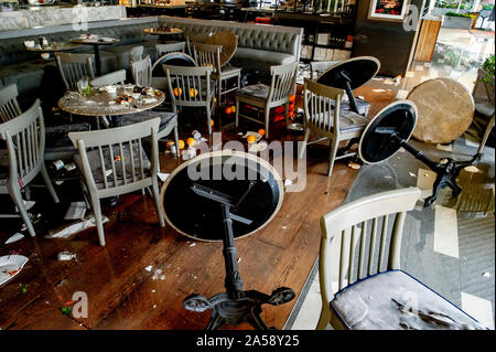 Die Überreste einer Restaurant und Mahlzeiten Diners' in einem Einkaufszentrum in Hongkong nach Demonstranten haben die Inneneinrichtung zerstört und umgeworfenen Tische Stockfoto