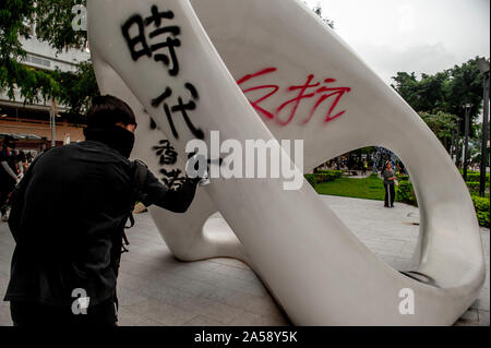 Hong Kong Demonstranten spray Graffiti in den Straßen von Hong Kong Stockfoto