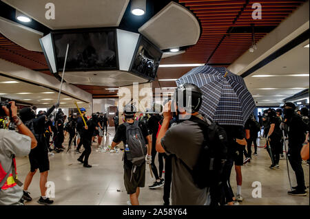 Demonstranten in einem Hong Kong Shopping Mall beginnen Dissens unter den Kollegen zu fördern Stockfoto